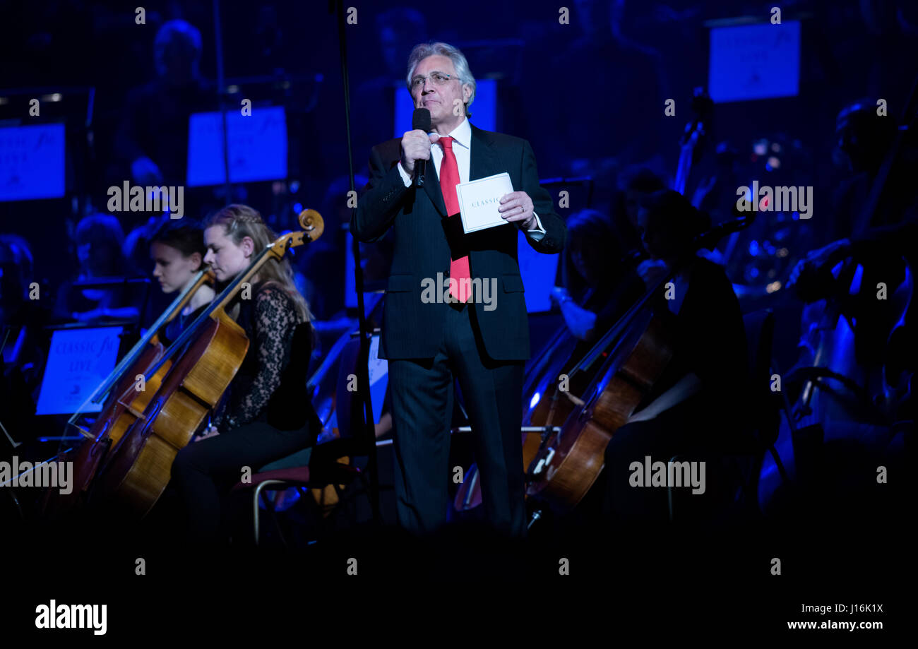 Gastgeber John Suchet auf der Bühne Classic FM Live in der Royal Albert Hall in London. Das Konzert wird von Großbritanniens beliebtesten Klassik-Station, klassische zegit PRESS ASSOCIATION Foto gehostet. Bild Datum: Dienstag, 18. April 2017. Bildnachweis sollte lauten: Matt Crossick/PA Wire Stockfoto