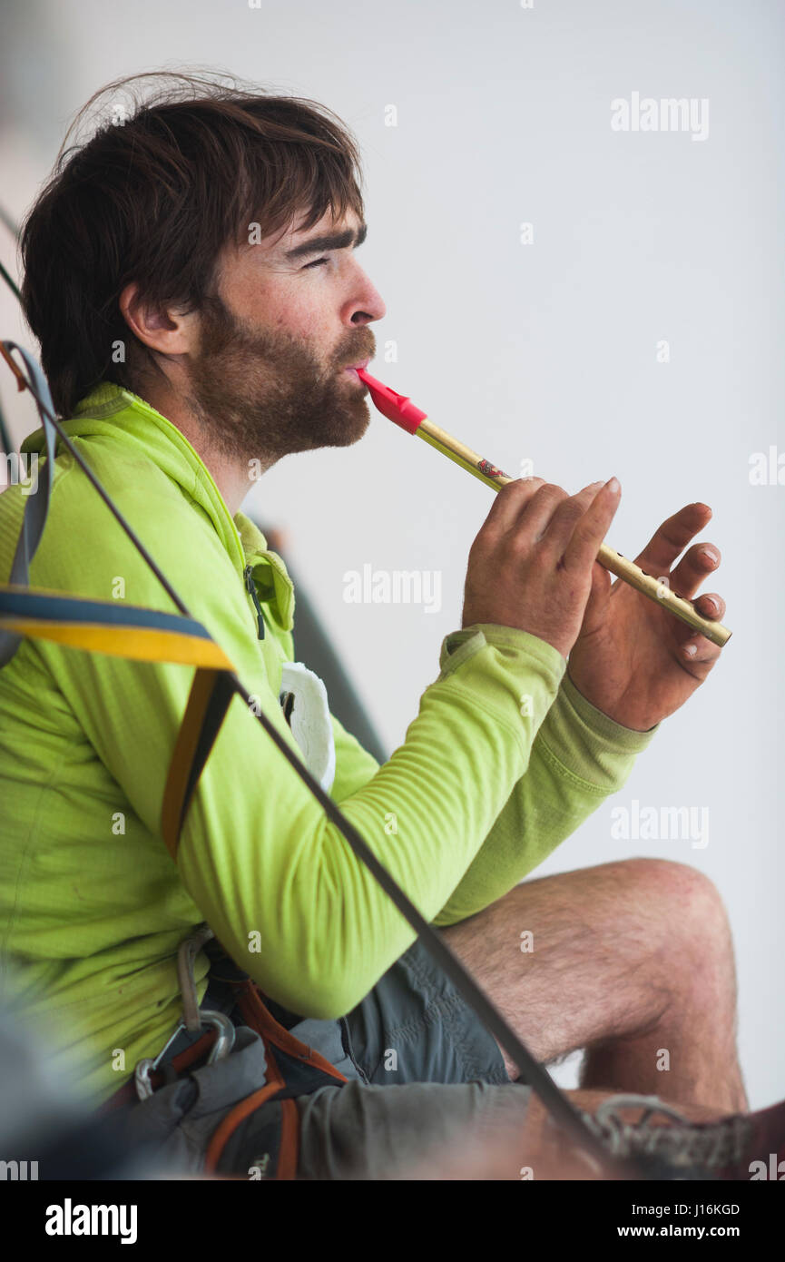 Sean Villanueva spielen Pennywhistle auf Portaledge, Venezuela Stockfoto