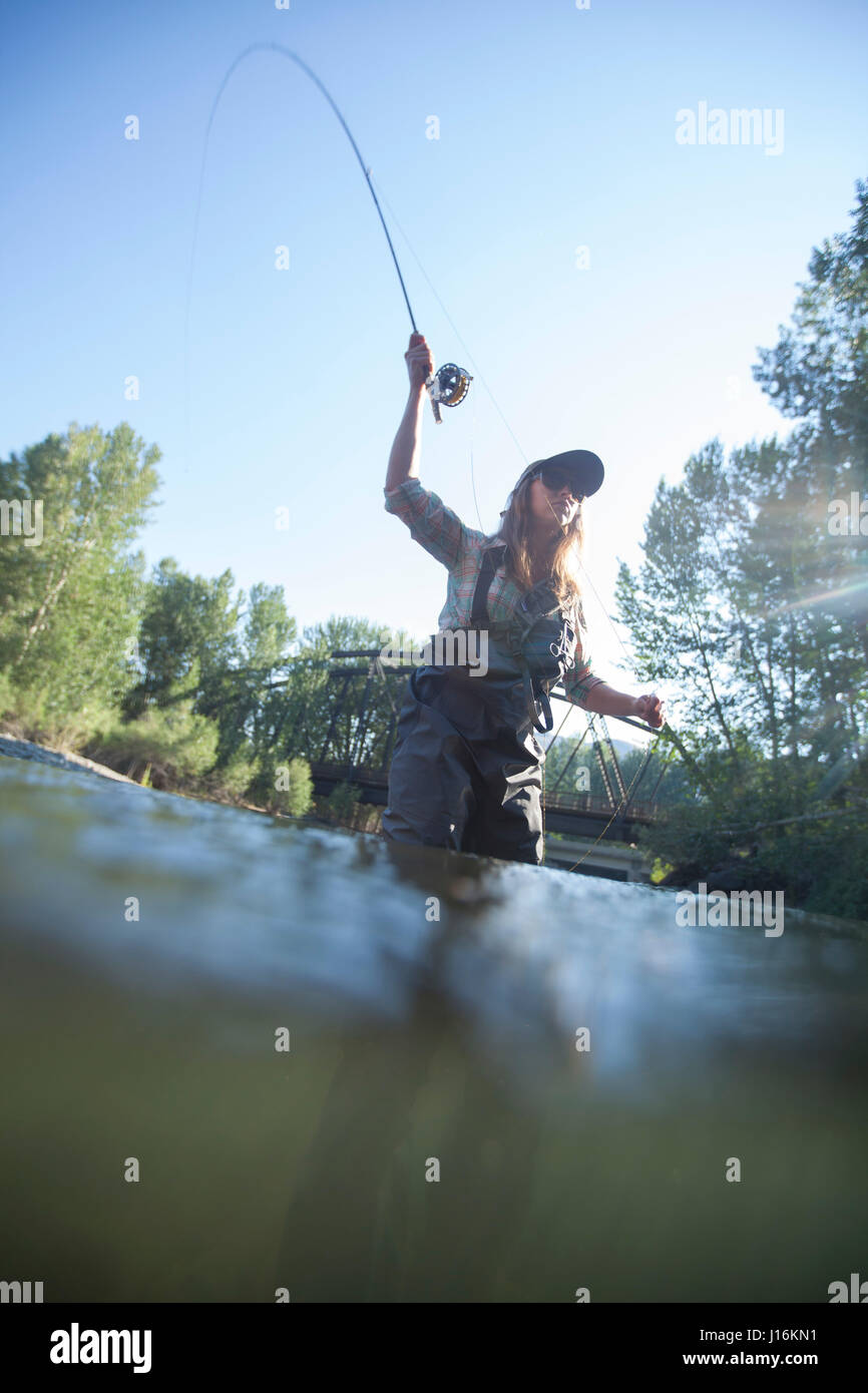 Eine Frau Fliege Fischen In großen Wood River, Ketchum, Idaho Stockfoto