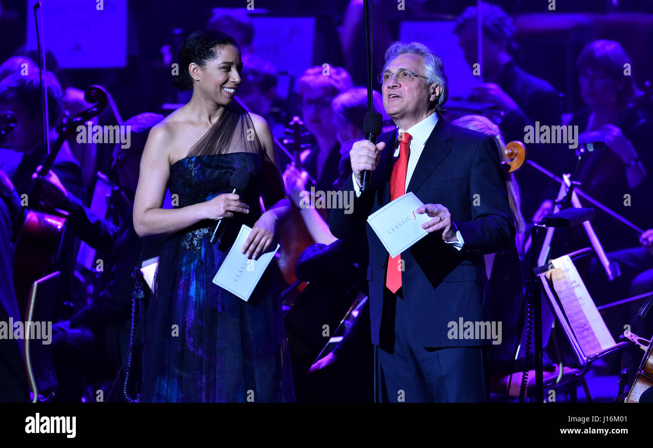 Gastgeber John Suchet und Margherita Taylor bei Classic FM Live in der Royal Albert Hall in London. Das Konzert wird von Großbritanniens beliebtesten Klassik-Station, klassische zegit PRESS ASSOCIATION Foto gehostet. Bild Datum: Dienstag, 18. April 2017. Bildnachweis sollte lauten: Matt Crossick/PA Wire Stockfoto