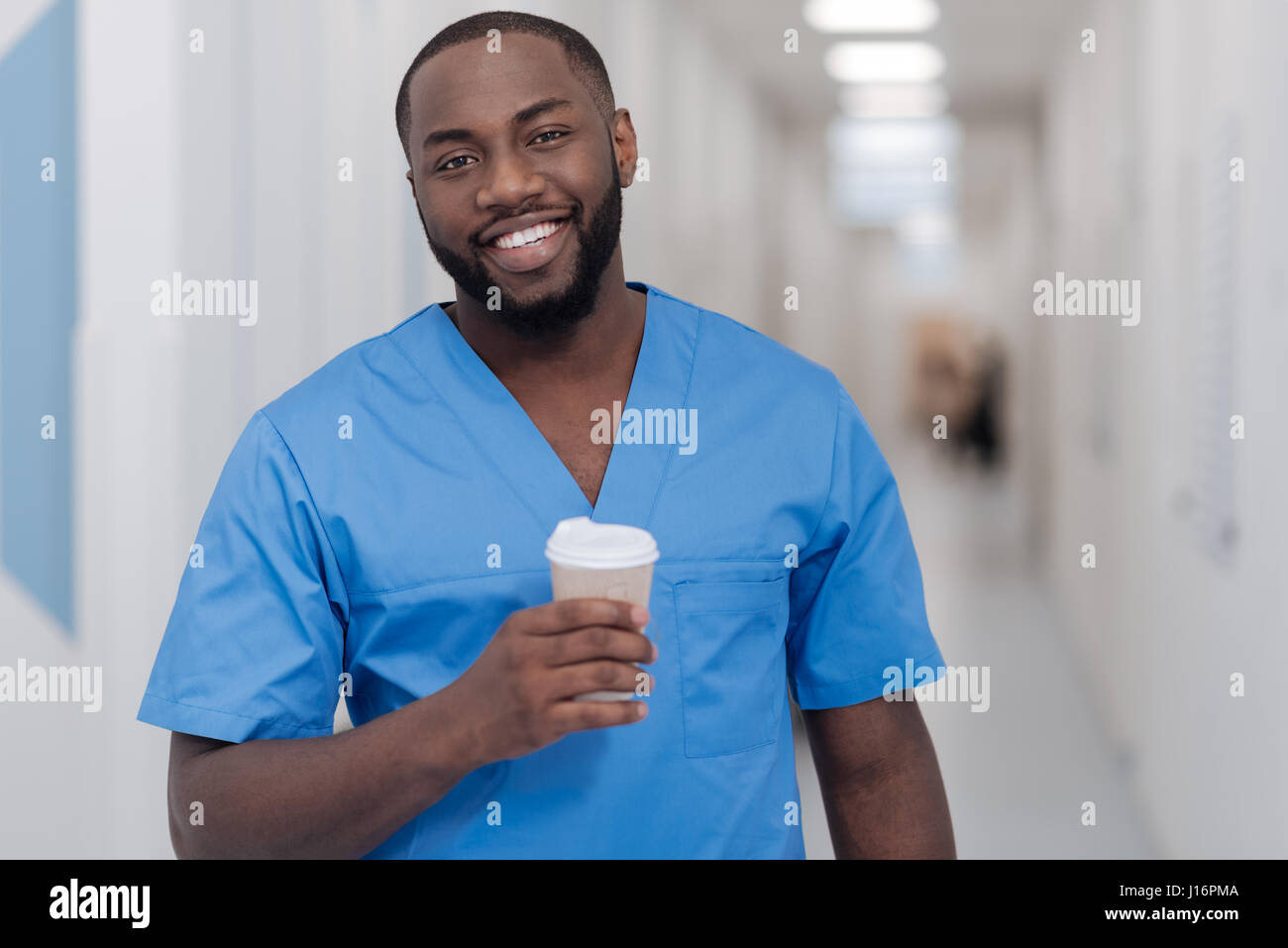 Glücklich afroamerikanische Intern genießen Kaffeepause in der Klinik Stockfoto