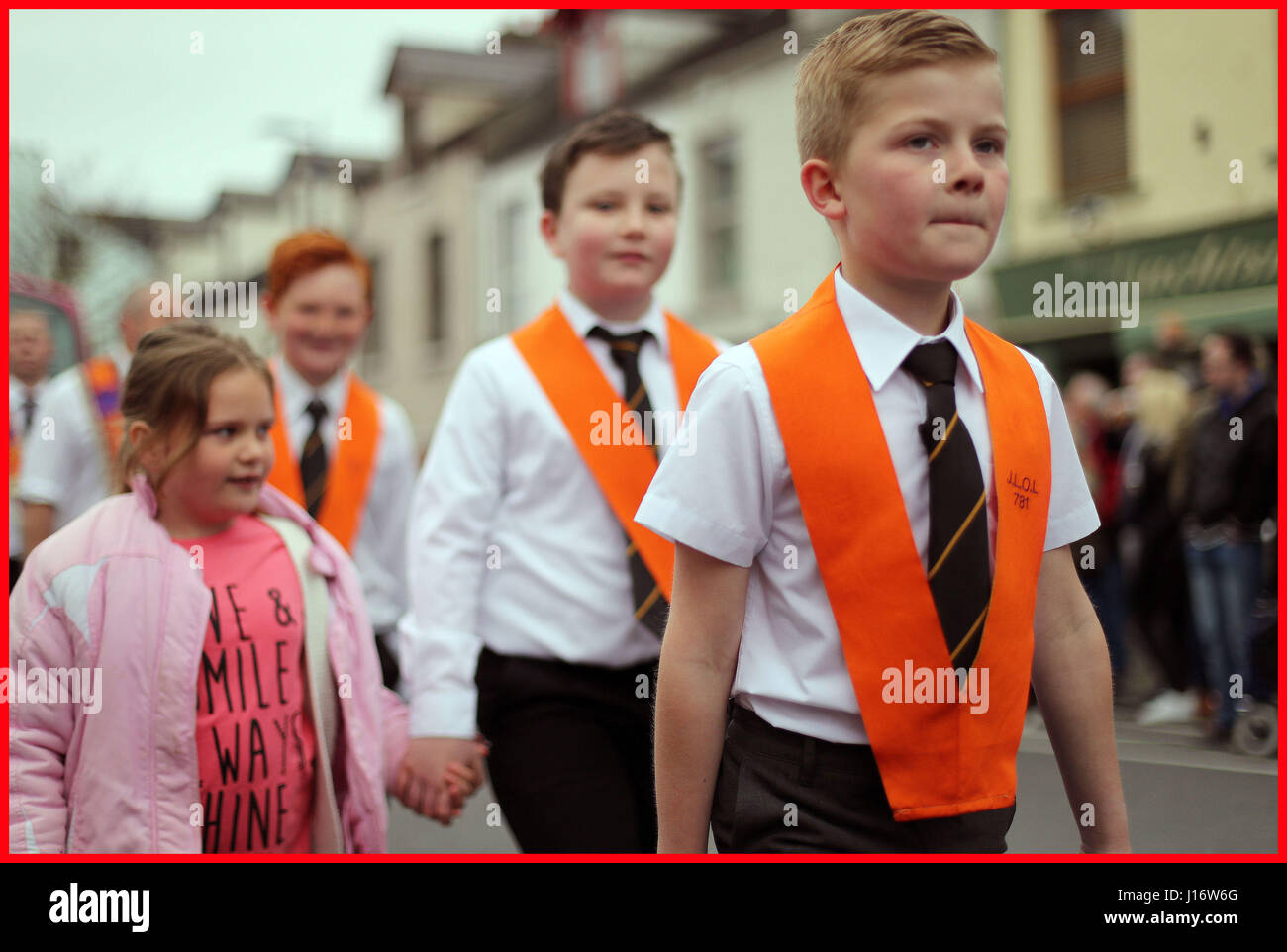 PABest Mitglieder des Junior Orange Association of Ireland nehmen Teil an seiner jährlichen Ostern Dienstag Demonstration in Donaghadee, Co Down. Stockfoto