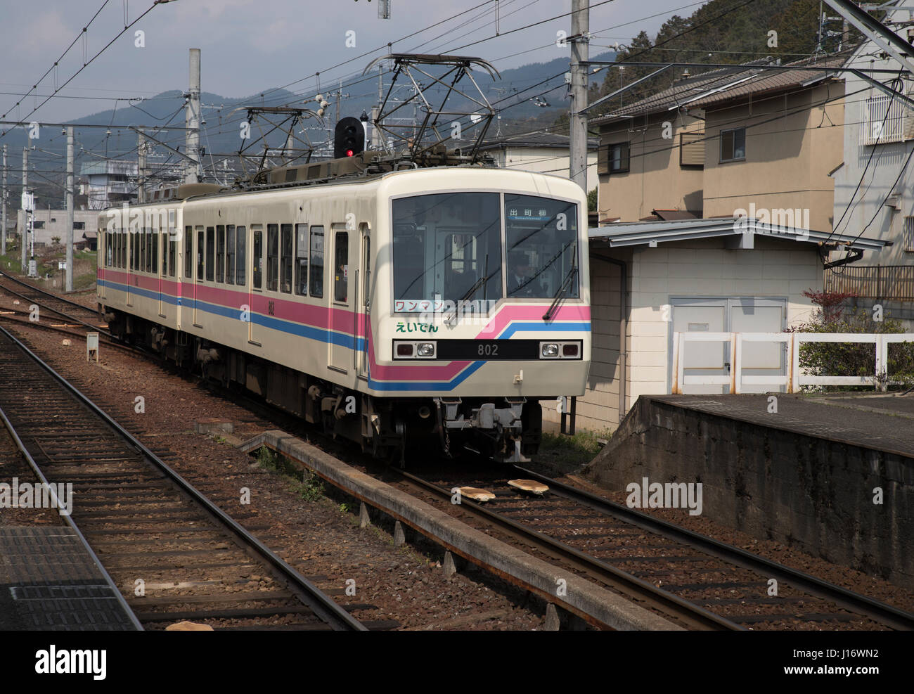 Nahverkehrszug, der vom Kurama zu Demachiyanagi in Kyoto läuft Stockfoto