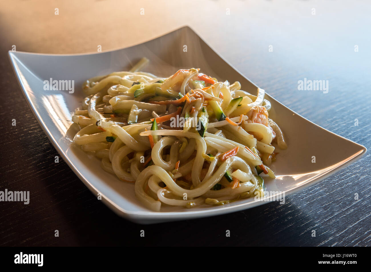 Leckeres Japanisches Essen Yaki Udon Nudeln Mit Meeresfruchten Shrips Und Gemuse Weissen Teller Auf Holzernen Backgroung Stockfotografie Alamy