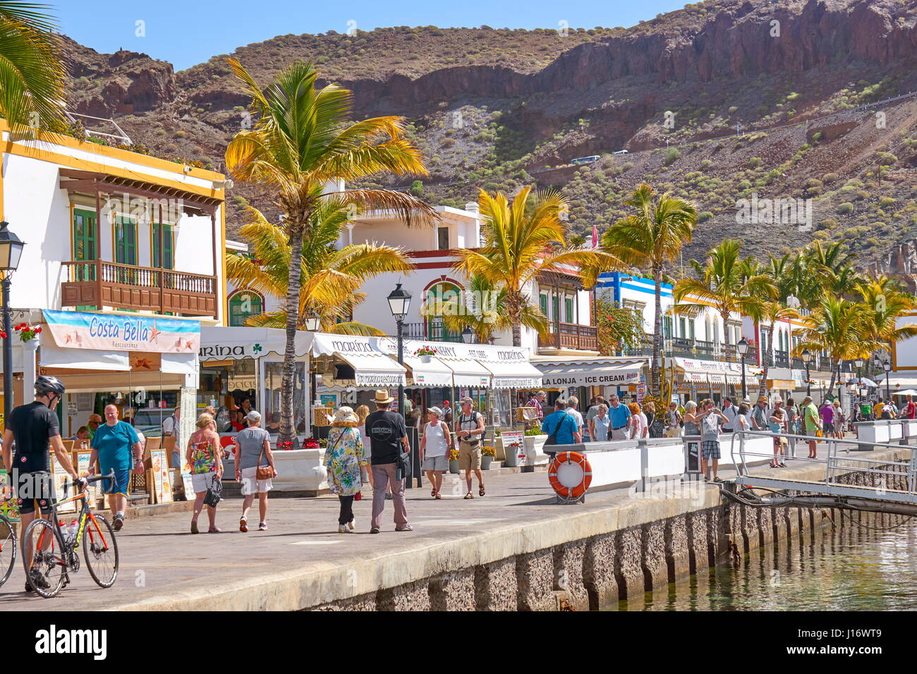 Touristen auf der Promenade von Puerto de Mogan, Gran Canaria, Kanarische Inseln, Spanien Stockfoto