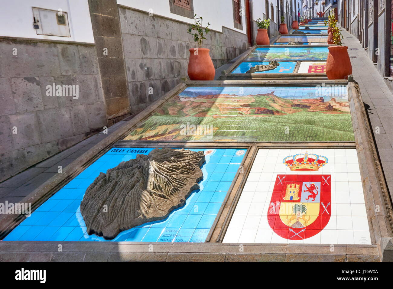 Keramikfliesen, zeigt Teile der Kanarischen Inseln, Firgas, Gran Canaria, Spanien Stockfoto