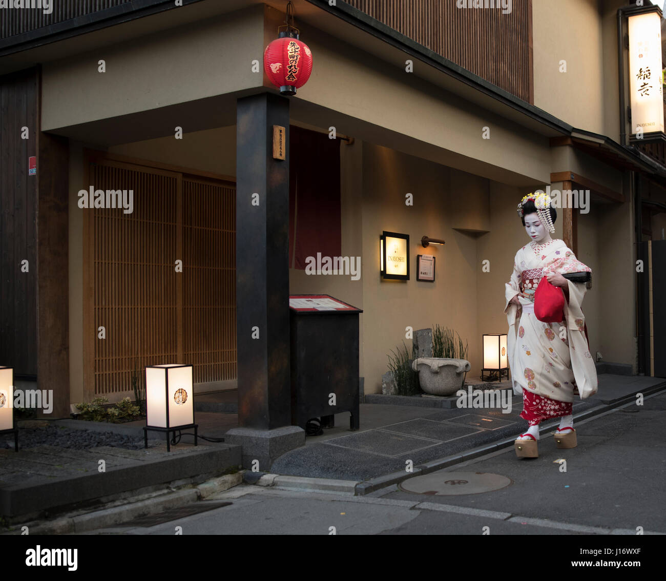 Maiko (Lehrling Geisha) zu Fuß entlang Ponto-Cho Straße in Higashiyama nr. Gion, Kyoto, Japan Stockfoto