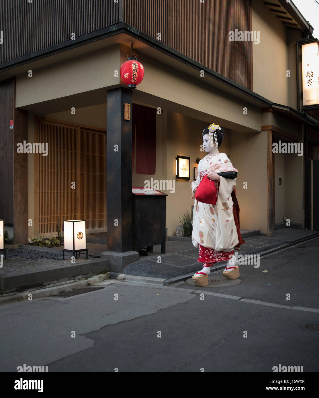 Maiko (Lehrling Geisha) zu Fuß entlang Ponto-Cho Straße in Higashiyama nr. Gion, Kyoto, Japan Stockfoto