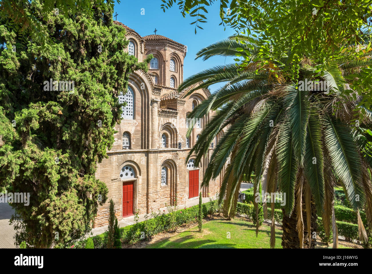Blick auf Garten und Kirche der Panagia Chalkeon in Thessaloniki. Griechenland, Europa Stockfoto