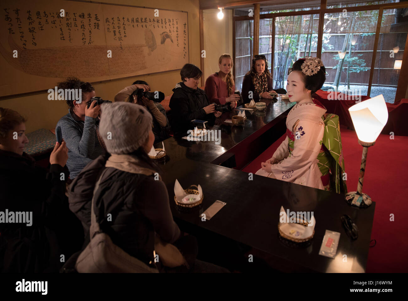 18-j hrige Kanohiro Maiko in Gion Bezirk von Kyoto, Japan hat ein Teehaus Tee mit Touristen. Maiko sind jungen Geiko / Geisha in Ausbildung. Stockfoto