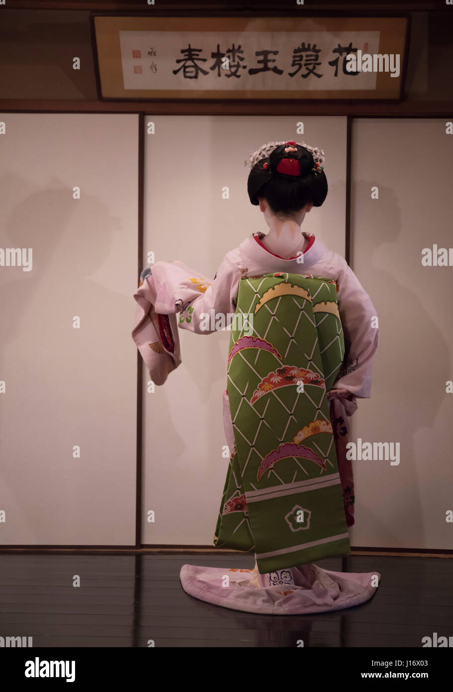 18-j hrige Kanohiro Maiko in Gion Bezirk von Kyoto, Japan führt einen Tanz in einem Teehaus. Maiko sind jungen Geiko / Geisha in Ausbildung. Stockfoto