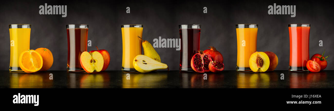 Verschiedene Arten von Obst Saftgetränke auf dunklem Hintergrund Collage Stockfoto