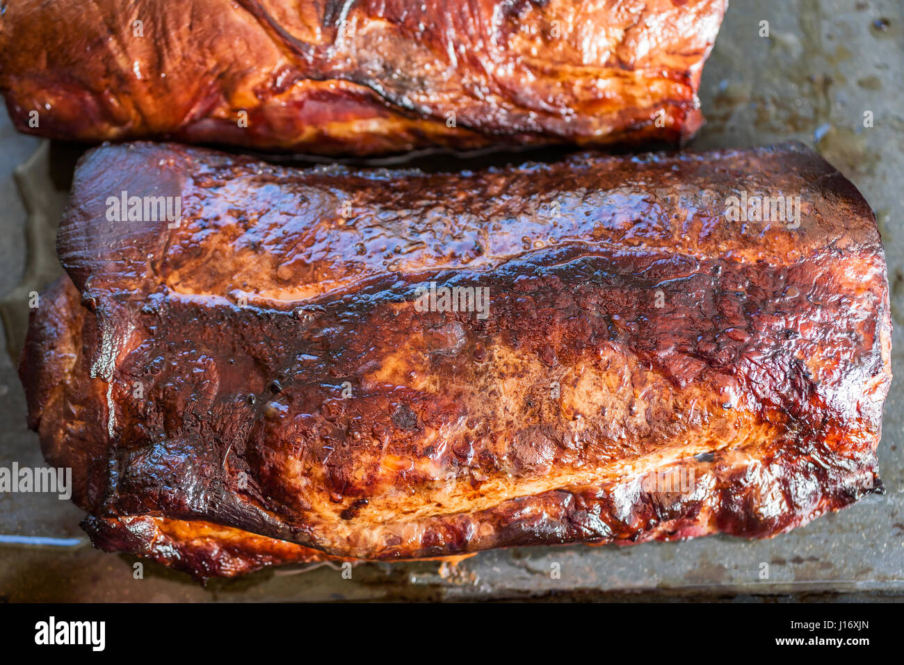 Frisch heiß geräuchert, ohne Knochen Schweinekoteletts oder Koteletts Kühlung auf Tablett. Stockfoto