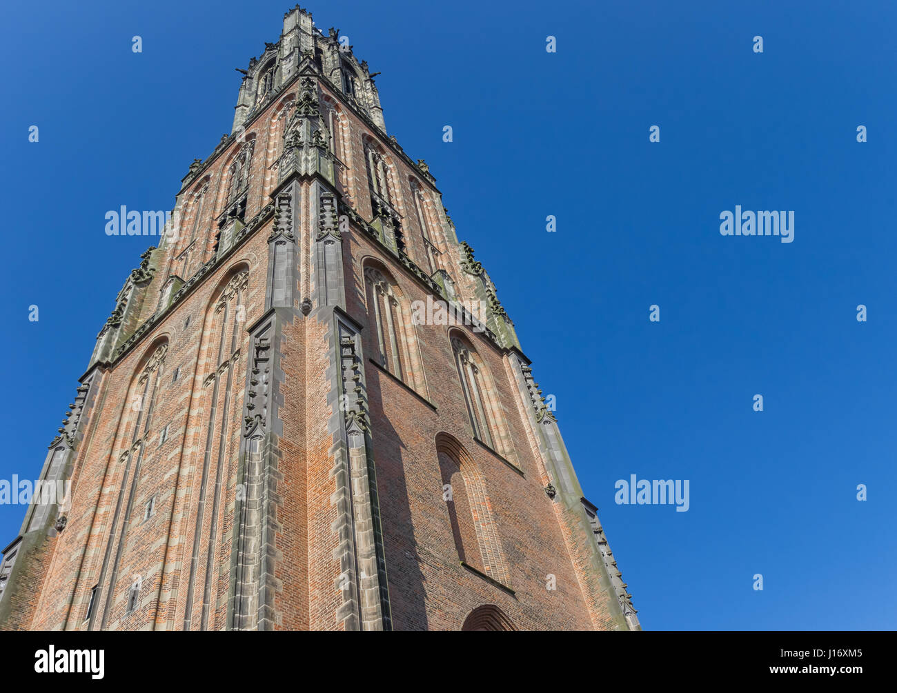 Turm der mittelalterlichen Kirche Onze-Lieve-Vrouwetoren in Amersfoort, Niederlande Stockfoto