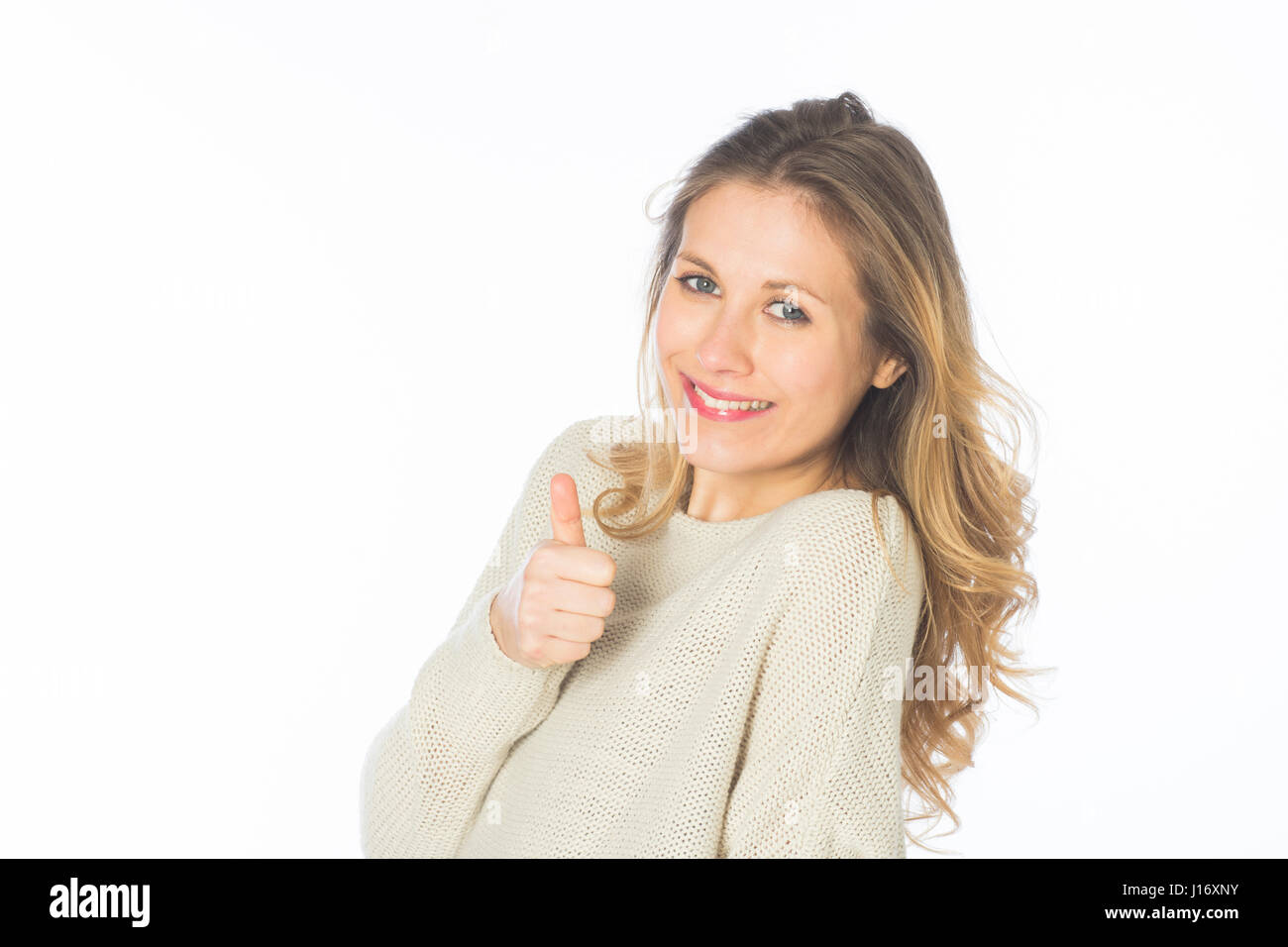 Schöne blonde Frau zeigt ein Daumen hoch Geste Smilingt vor einem weißen Hintergrund Stockfoto