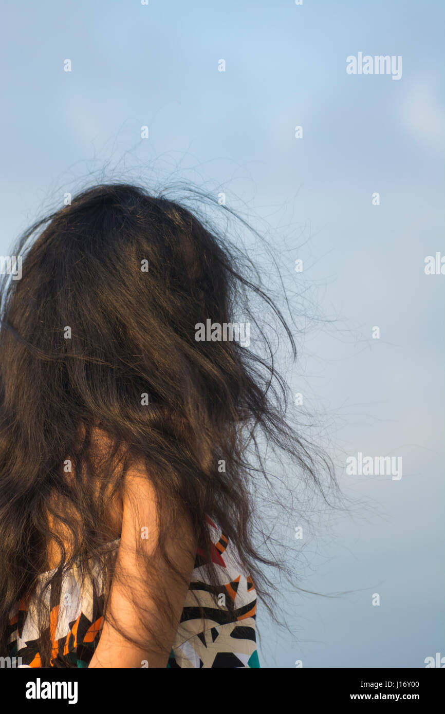 Rückansicht einer jungen Frau mit dunklen Haaren im freien Stockfoto