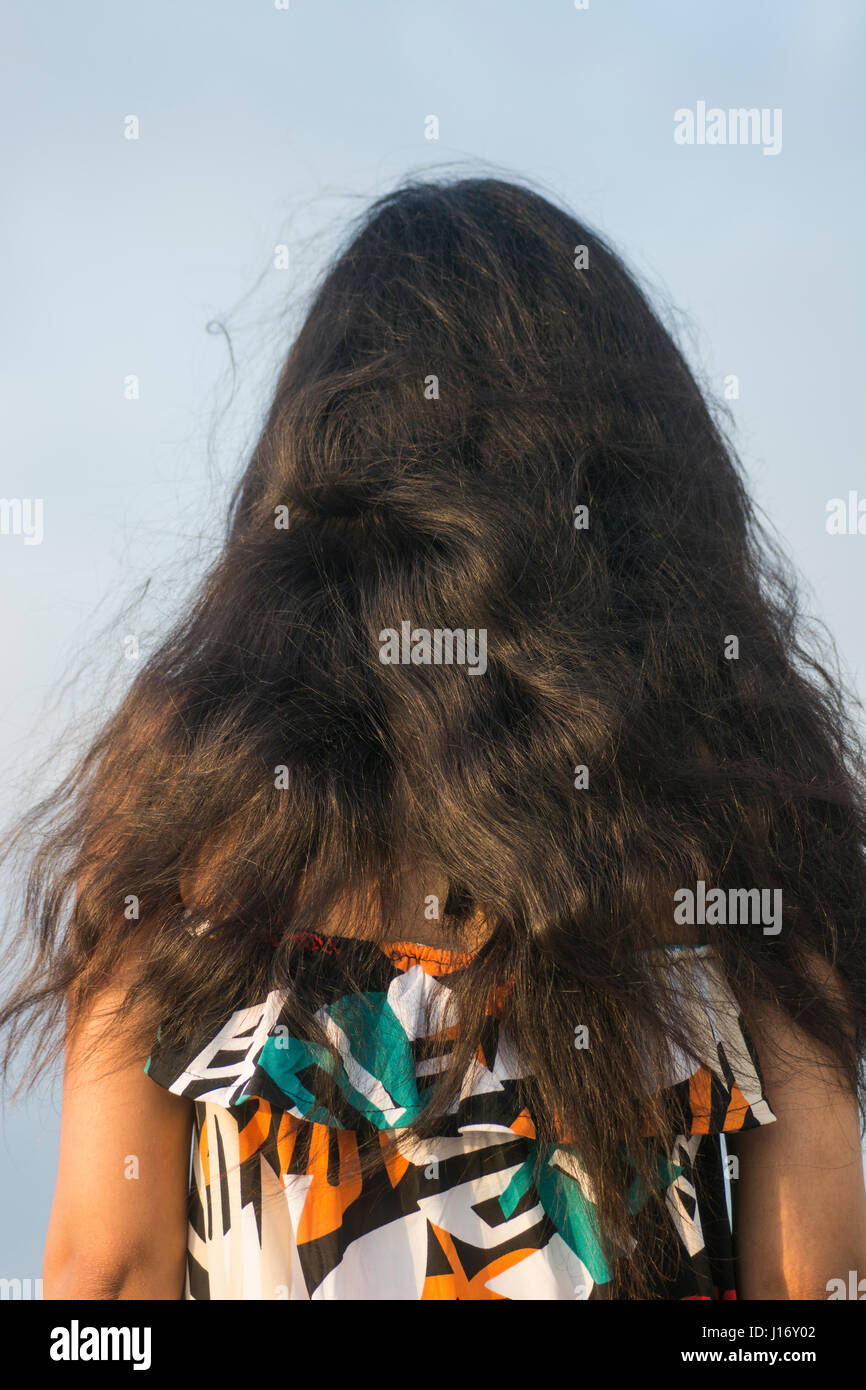 Rückansicht einer jungen Frau mit dunklen Haaren im freien Stockfoto