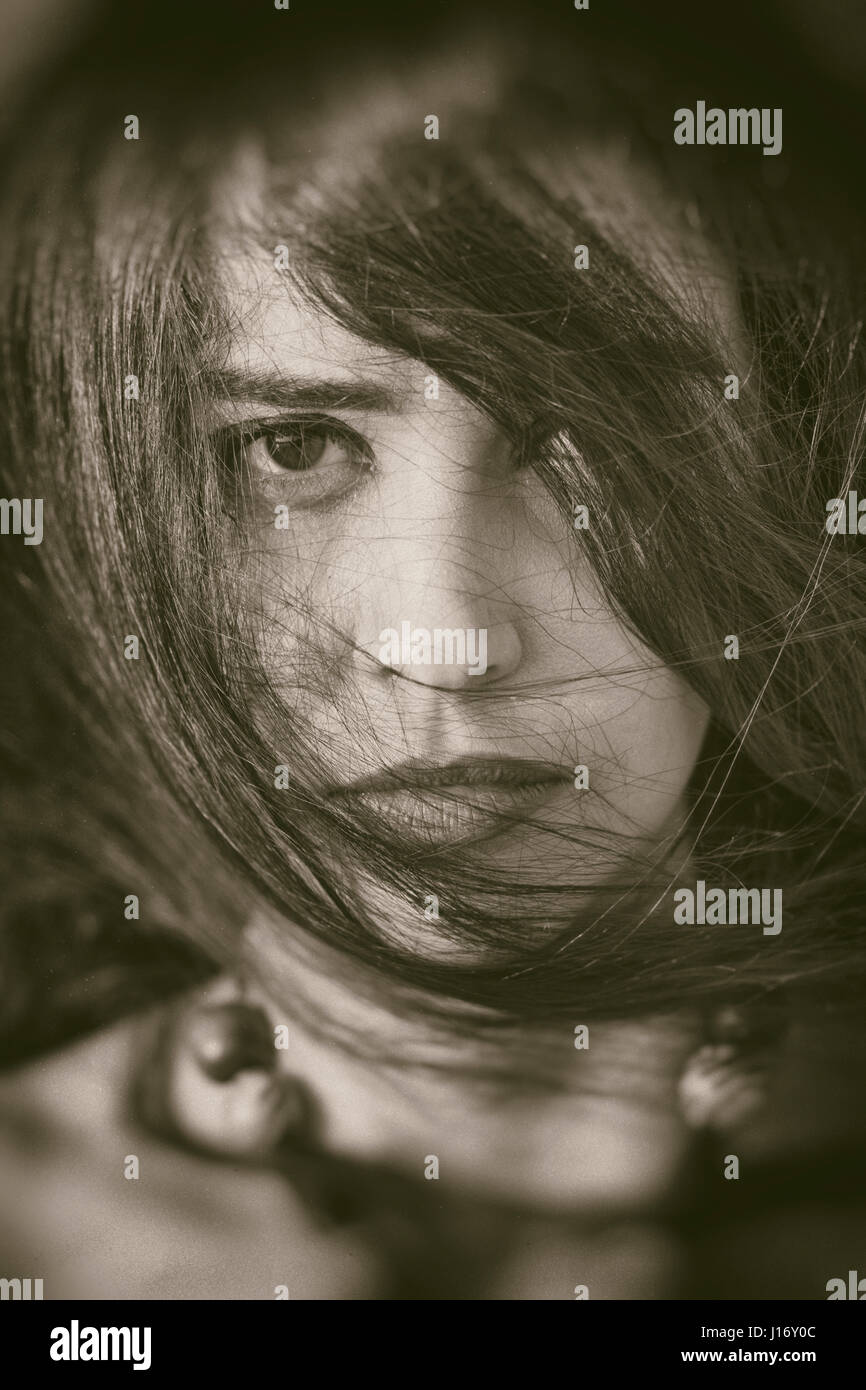 Porträt von eine traurige junge Frau Haar bedeckte Gesicht Nahaufnahme Stockfoto