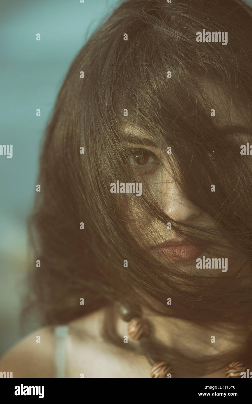 Porträt von eine traurige junge Frau Haar bedeckte Gesicht Nahaufnahme Stockfoto