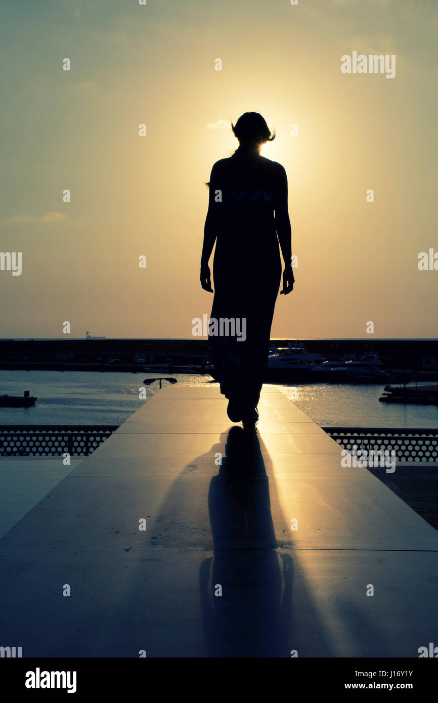 Voller Länge Silhouette einer Frau bei Sonnenuntergang Stockfoto