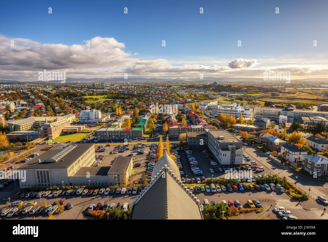 Stadt von Reykjavik in Island von der Spitze der Hallgrimskirkja Kirche betrachtet Stockfoto