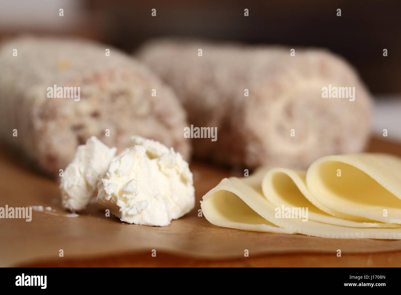 Rohem Fleisch Roulade. Gerollte Fleisch mit einer Füllung aus Schinken ...