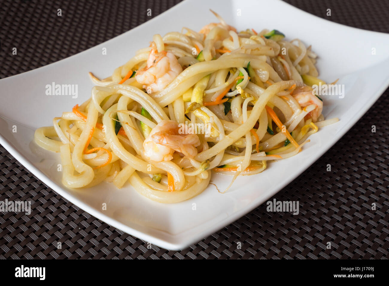 Leckeres Japanisches Essen Yaki Udon Nudeln Mit Meeresfruchten Shrips Und Gemuse Weissen Teller Auf Holzernen Backgroung Stockfotografie Alamy