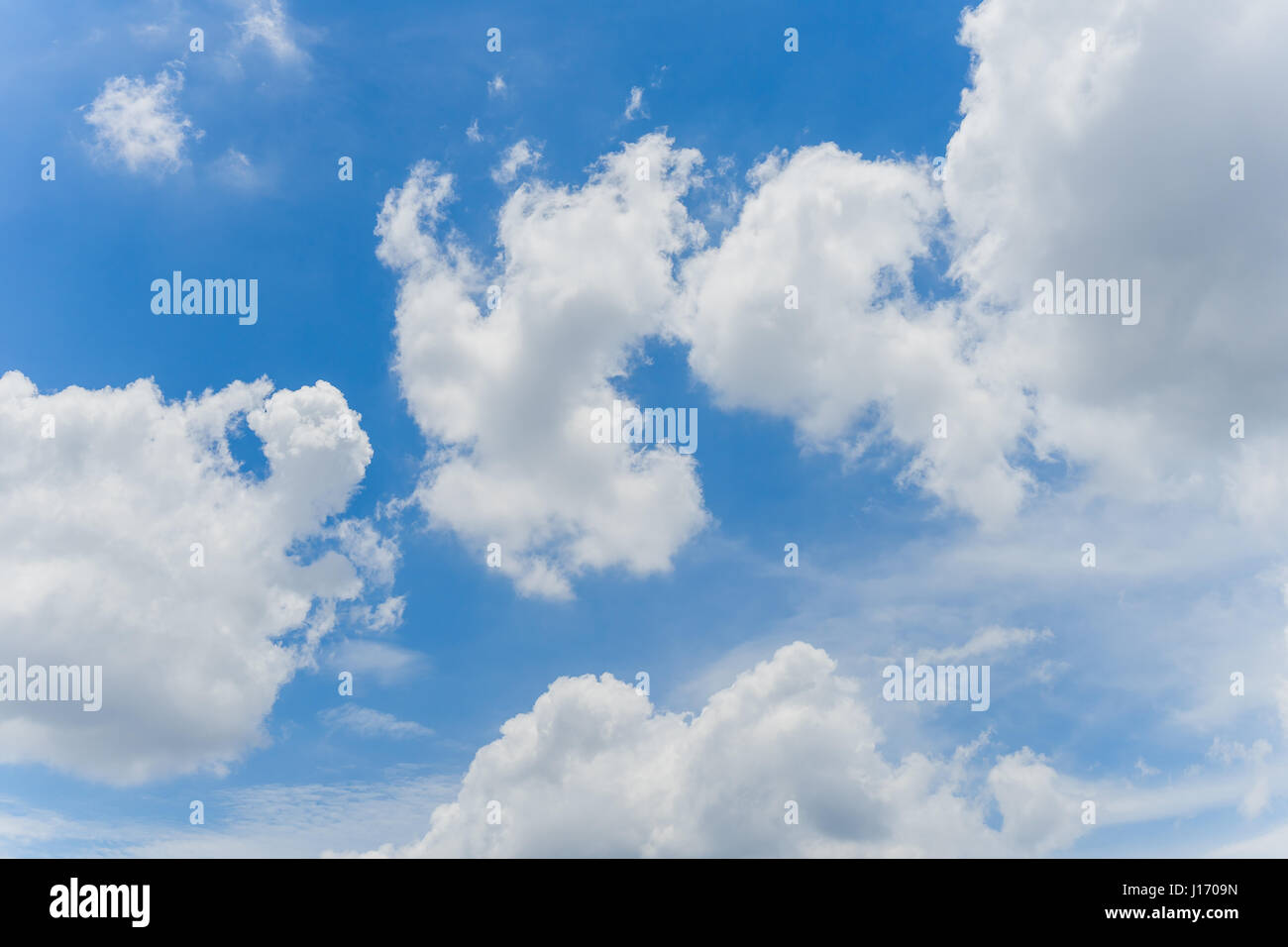 Schönen Himmel mit weißen Wolke mit Textfreiraum, Wolkengebilde, klaren Himmel bewölkt Stockfoto