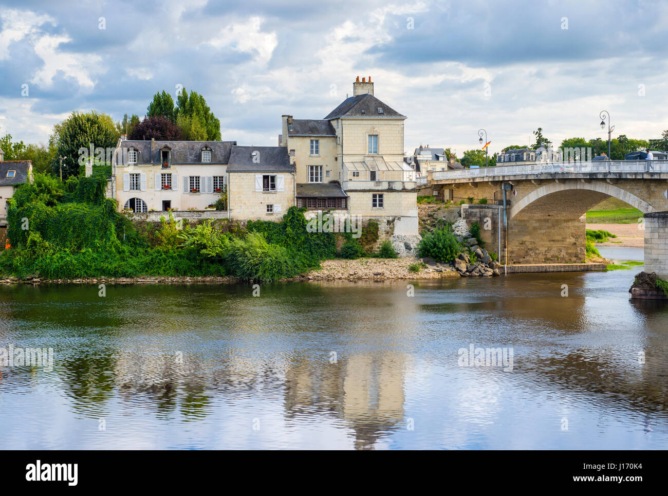 Ansicht eines Hauses über den Fluss Vienne in Chinon im Département Indre-et-Loire in der Region von Frankreich. Die Region ist die Touraine genannt. Stockfoto