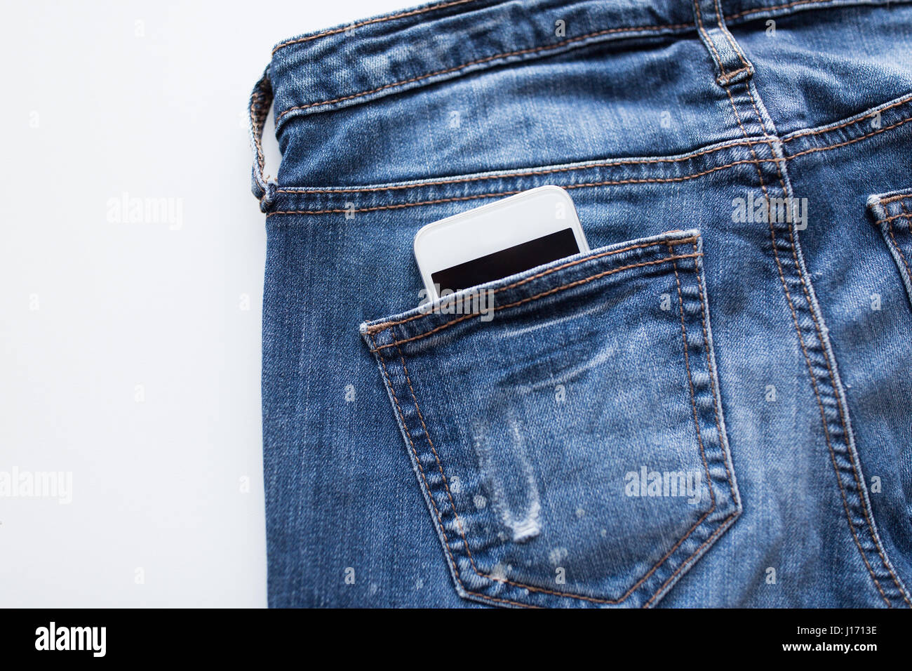 Smartphone in der Tasche der Jeans Hosen oder jeans Stockfoto