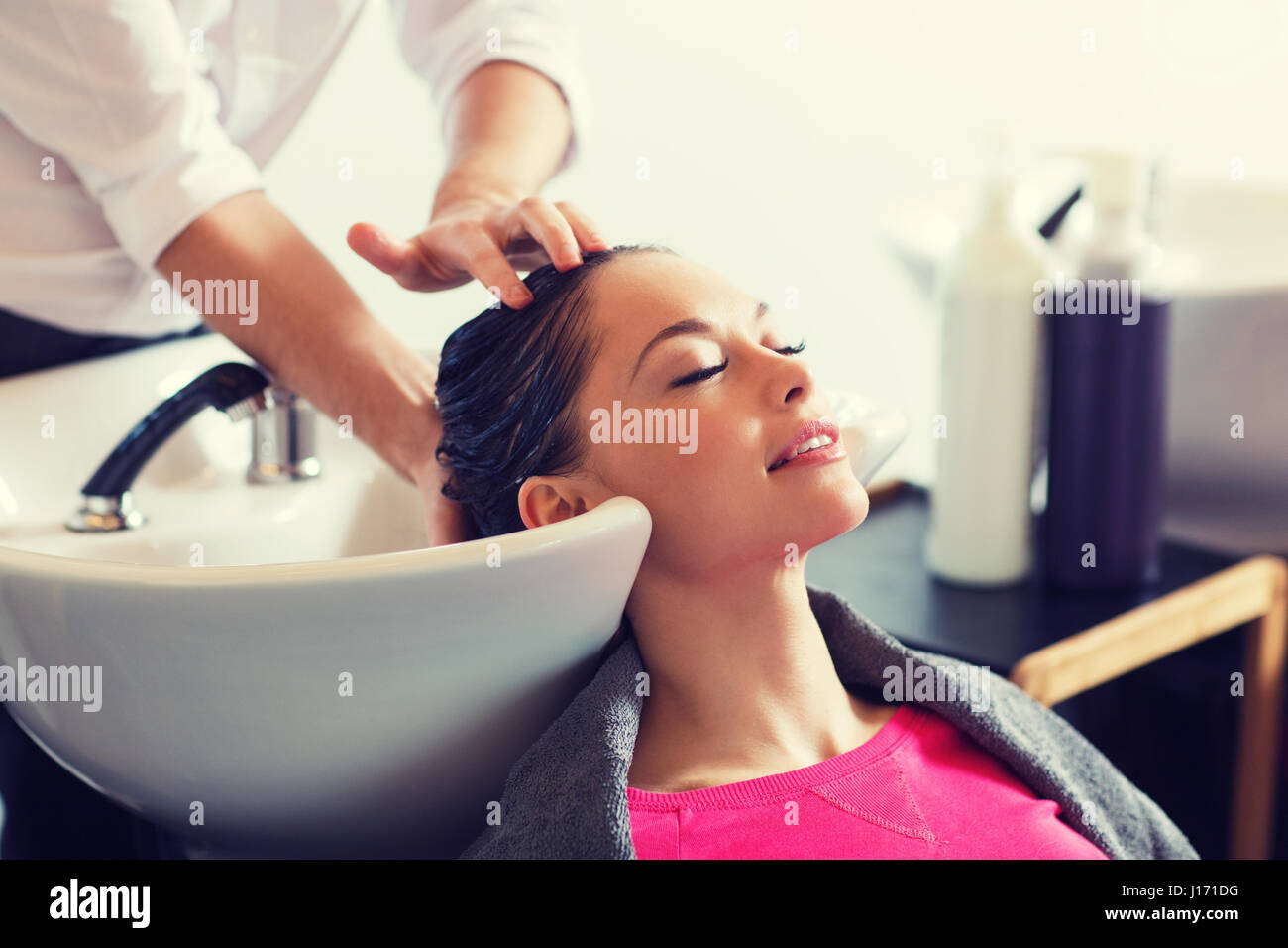 glückliche junge Frau im Friseursalon Stockfoto