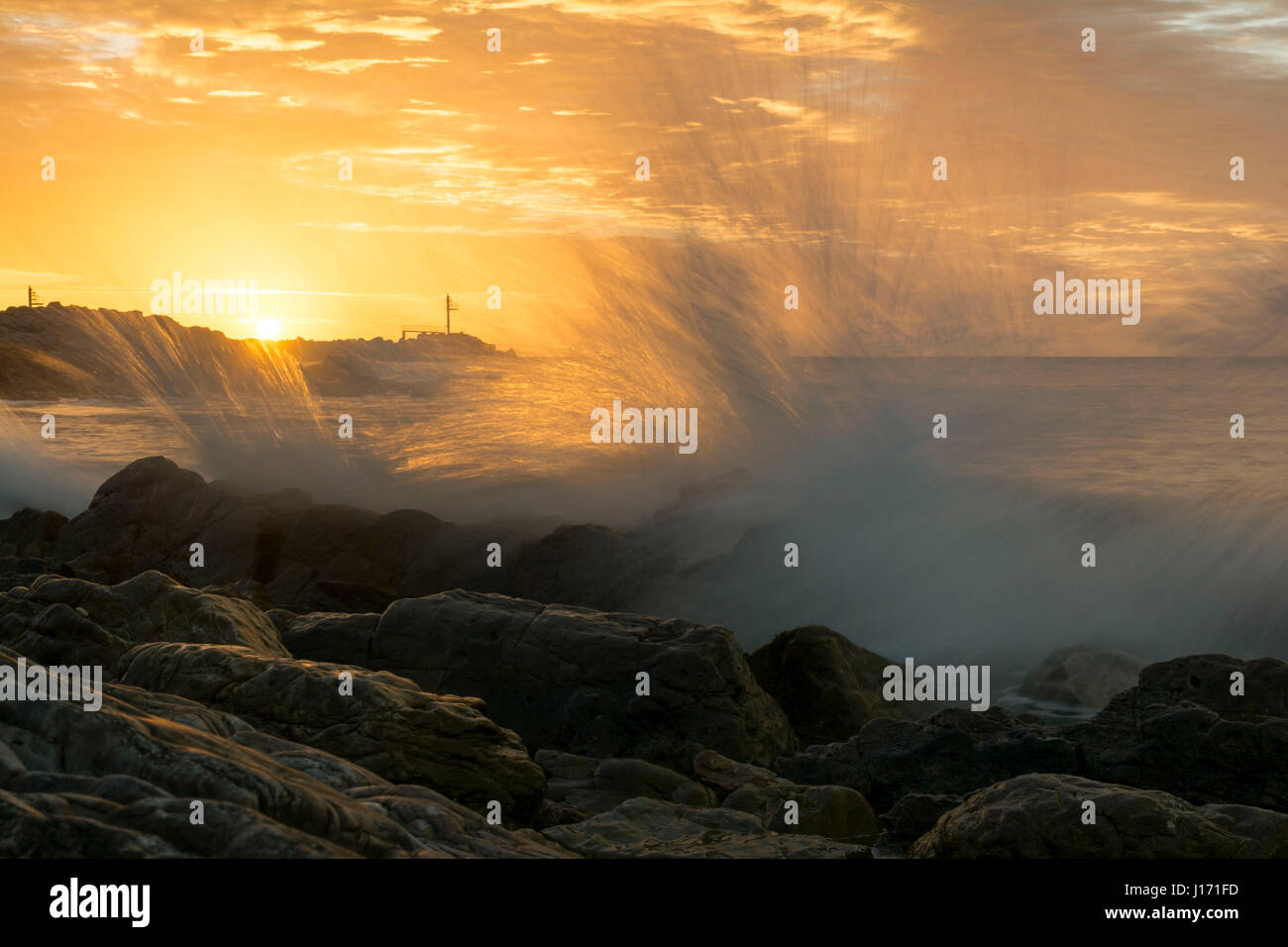 Absturz und Plätschern der Wellen, Erfassung der Duschstrahl O'Sullivan Beach in South Australia während der goldenen Stunde des Sonnenuntergangs und mit langen Ausstellung Stockfoto