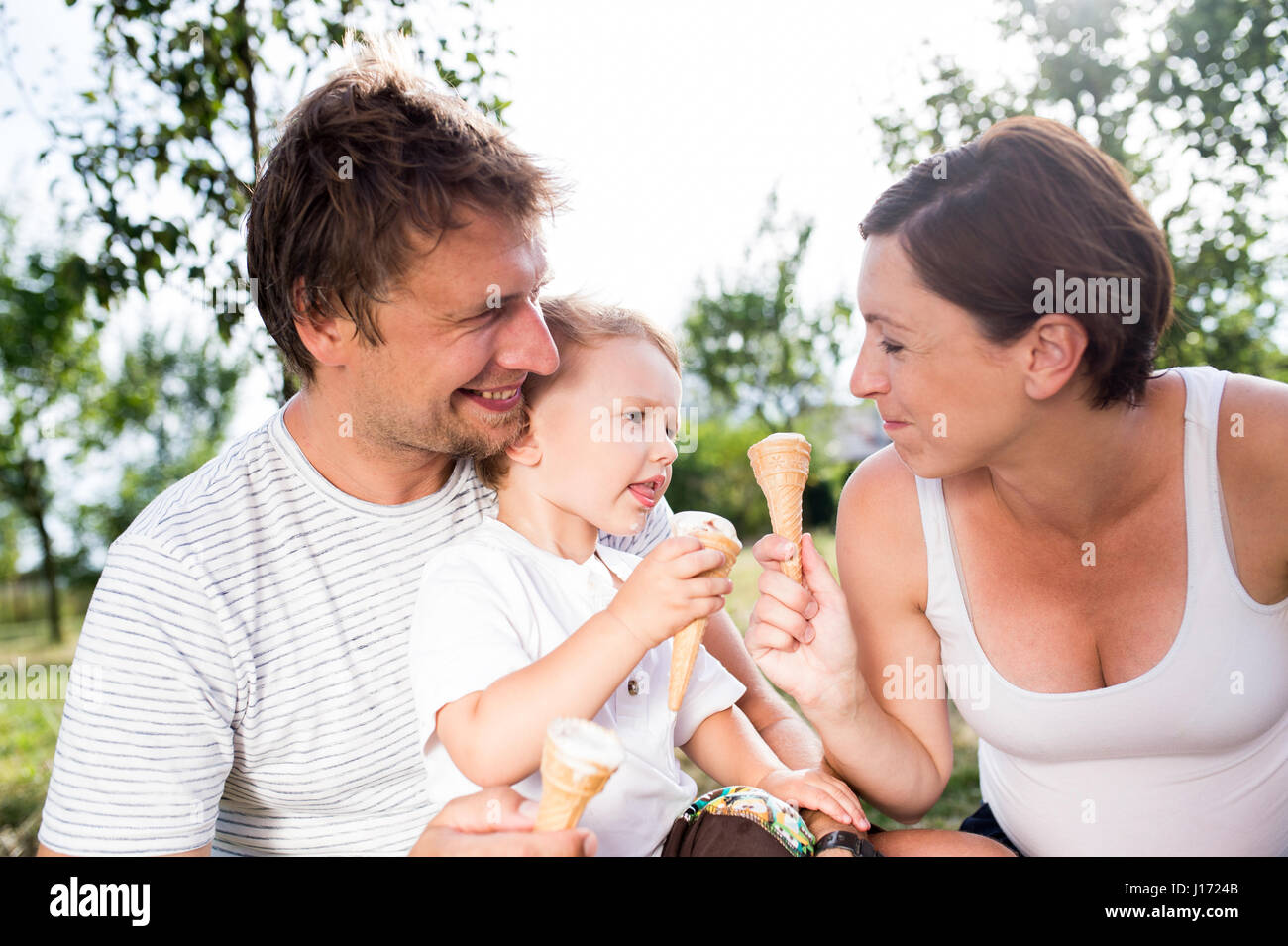 Vater, Mutter und Sohn essen Eis, sonnigen Sommer Stockfoto