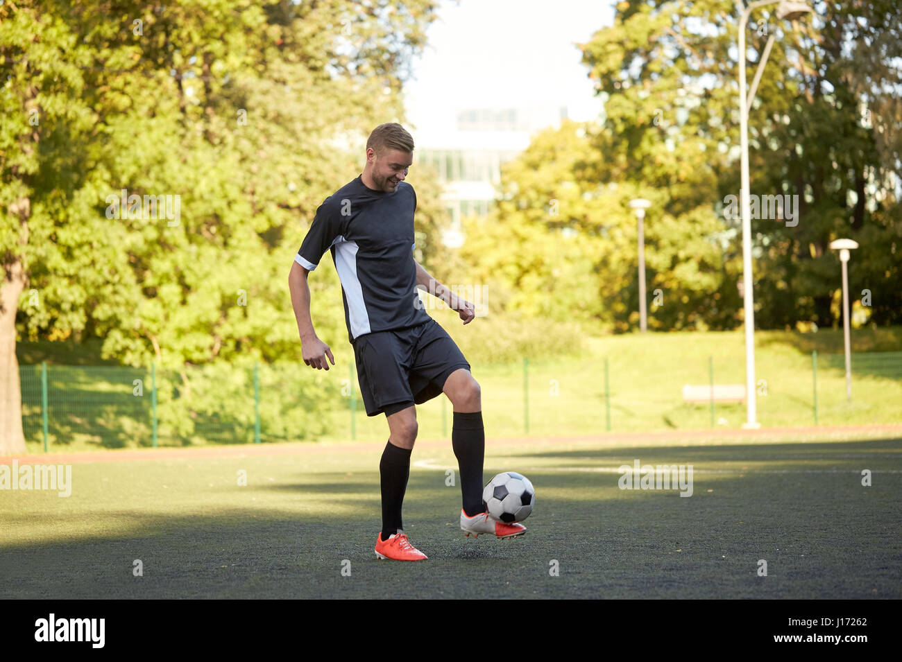 Fußball-Spieler spielen mit Ball auf Feld Stockfoto