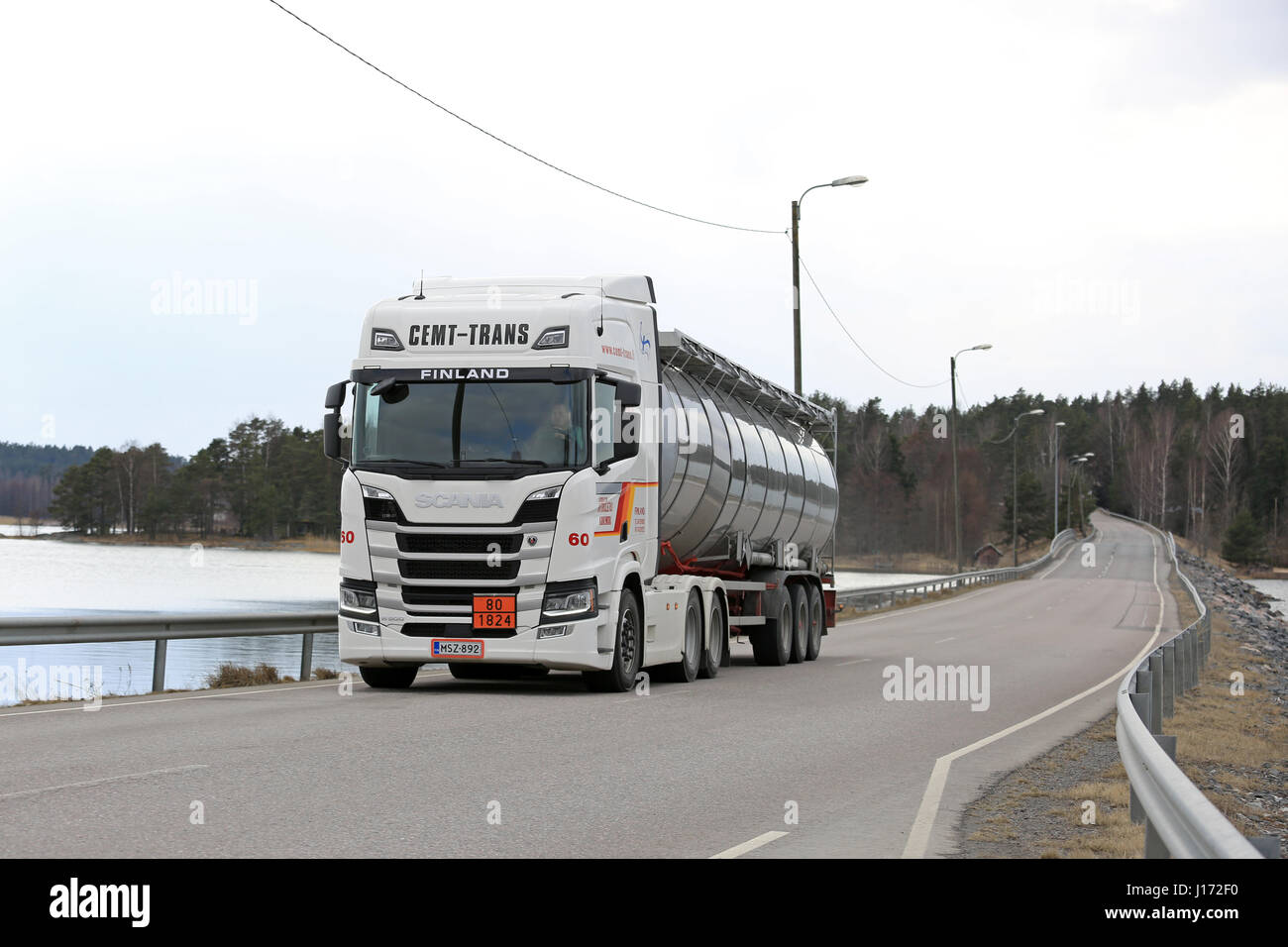 SALO, Finnland - 14. April 2017: Weiße nächste Generation Scania R500 Semi-Tanker für ADR Hol von Cemt-Trans bewegt sich entlang der Autobahn an einem bewölkten Tag des Frühlings Stockfoto