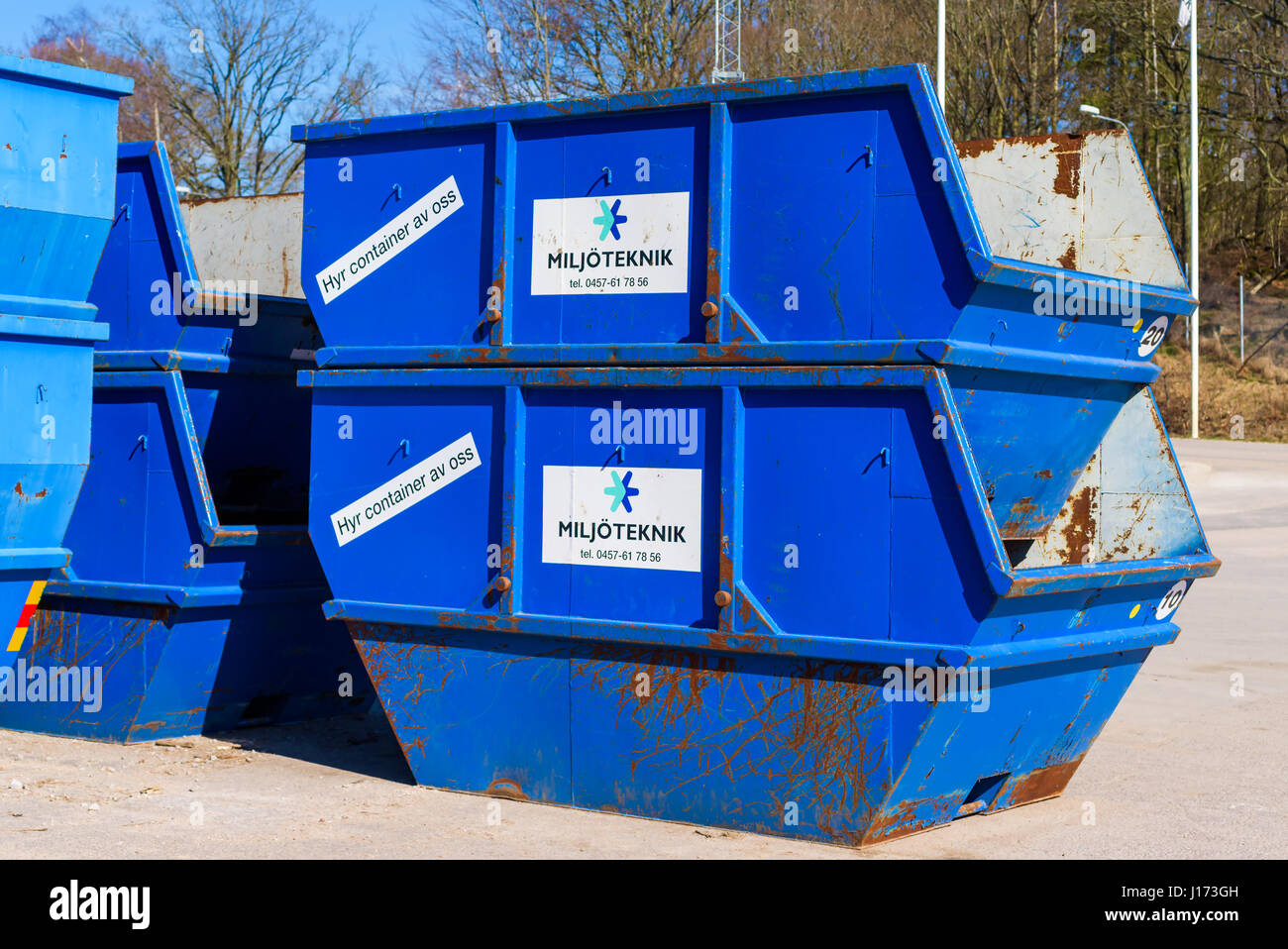 Ronneby, Schweden - 27. März 2017: Dokumentation der öffentlichen Abfallentsorgung Bahnhof. Stapel von blauen Vermietung Container für die Entsorgung. Mieten Sie Aufkleber sagen - Dataset Stockfoto