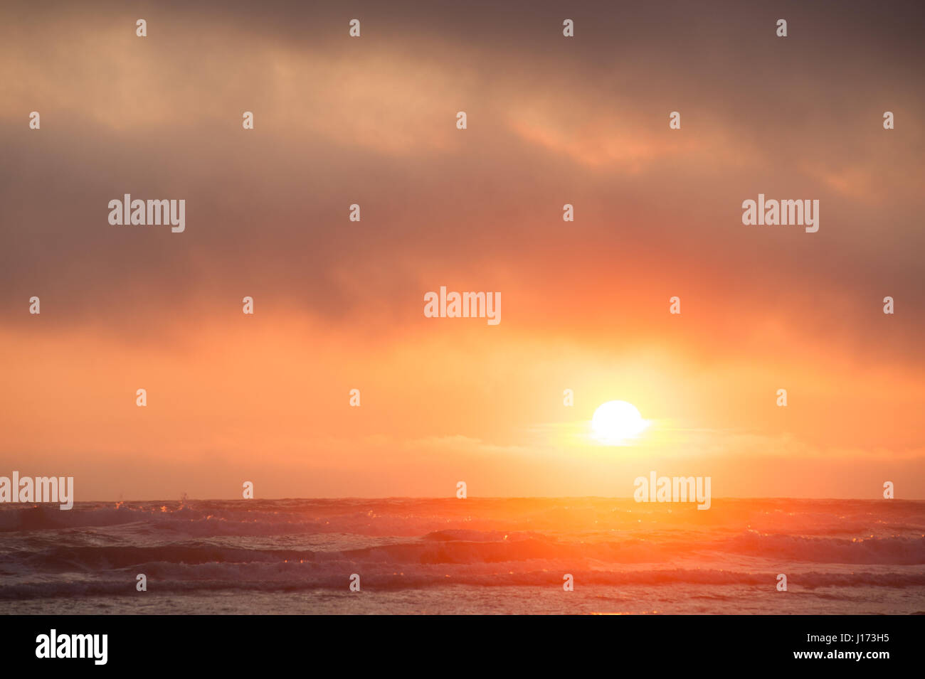nebligen Sonnenuntergang am Kalaloch Beach, Olympic Nationalpark, Washington State Stockfoto
