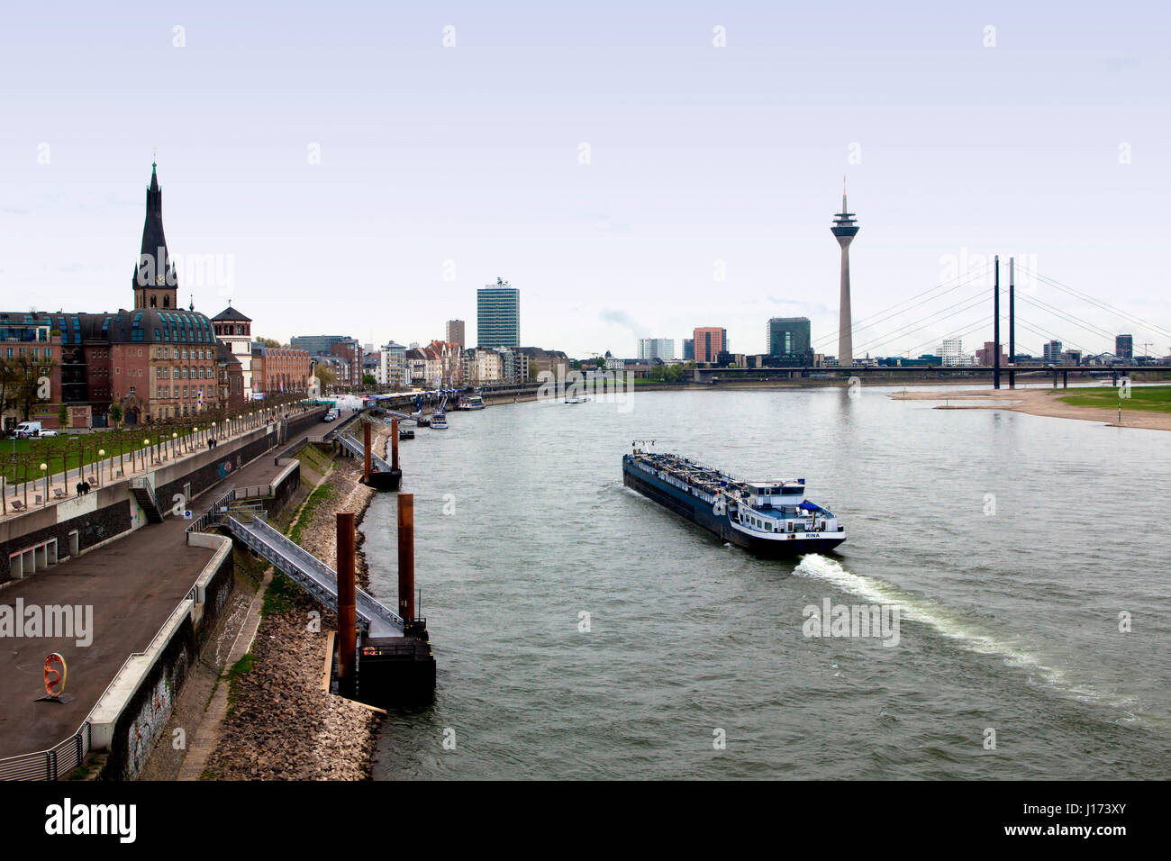 Deutschland, Düsseldorf, die Ufer des Flusses Rhein, Blick auf die Stadt Stockfoto