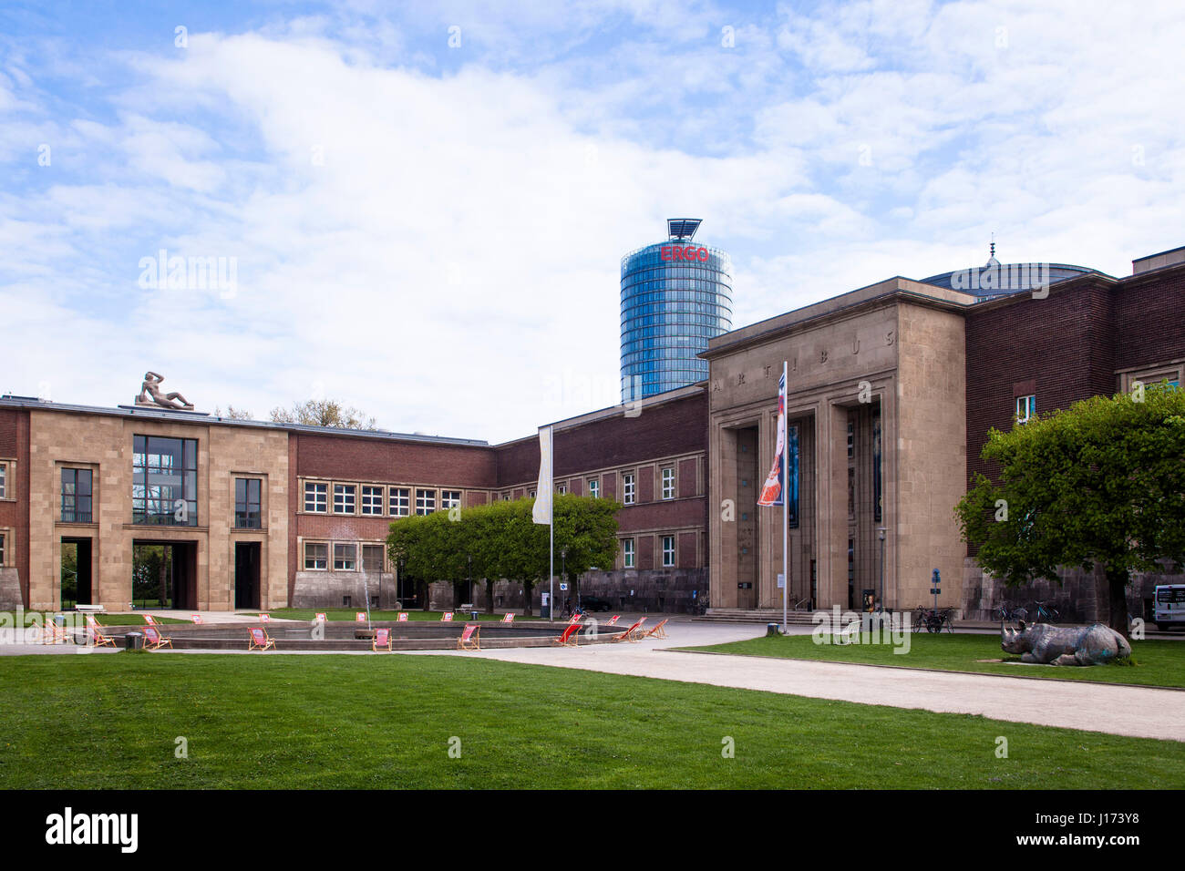 Deutschland, Düsseldorf, Museum Kunstpalast, Ehrenhof, im Hintergrund das Hochhaus Victoria Hauptsitz der Ergo Versicherungsgruppe. Stockfoto