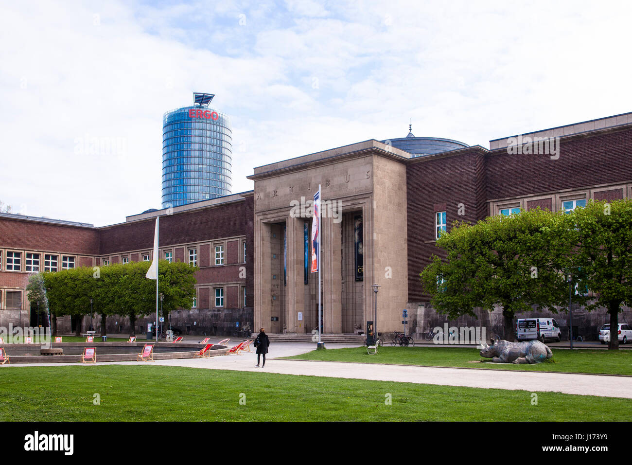 Deutschland, Düsseldorf, Museum Kunstpalast, Ehrenhof, im Hintergrund das Hochhaus Victoria Hauptsitz der Ergo Versicherungsgruppe. Stockfoto