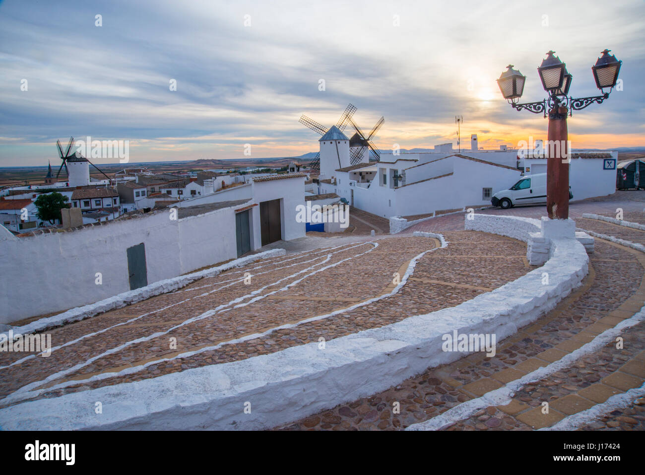 Windmühlen und Albaicin Bezirk in der Abenddämmerung. Campo de Criptana, Provinz Ciudad Real, Castilla La Mancha, Spanien. Stockfoto