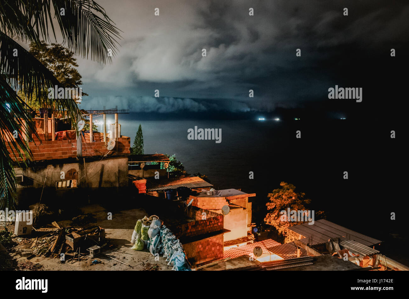 Gewitter und Regen über Ozean gesehen von Favela Vidigal in Rio De Janeiro, Brasilien Stockfoto