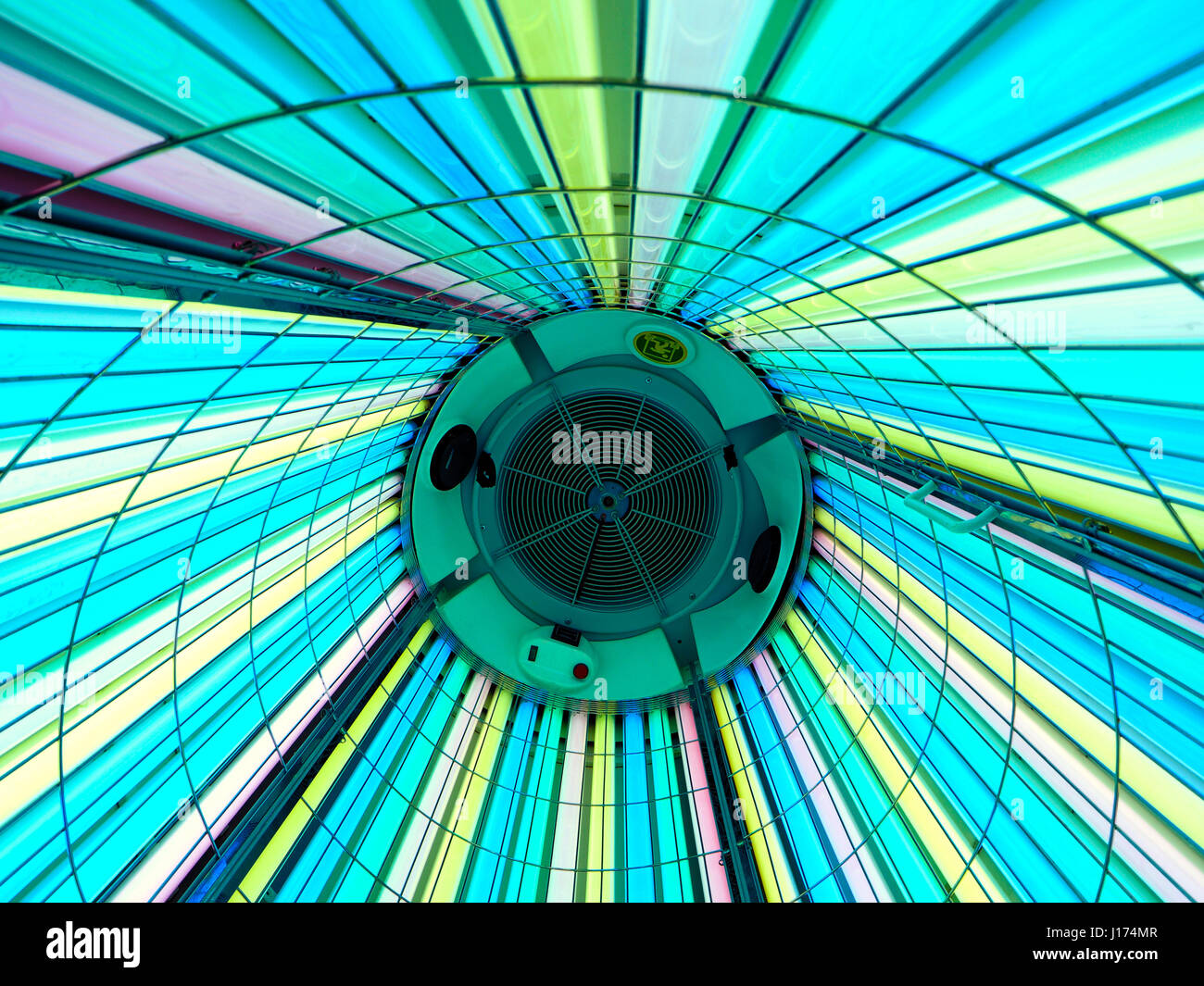 Farbige Rohre aus einer UV-Solarium Stockfoto