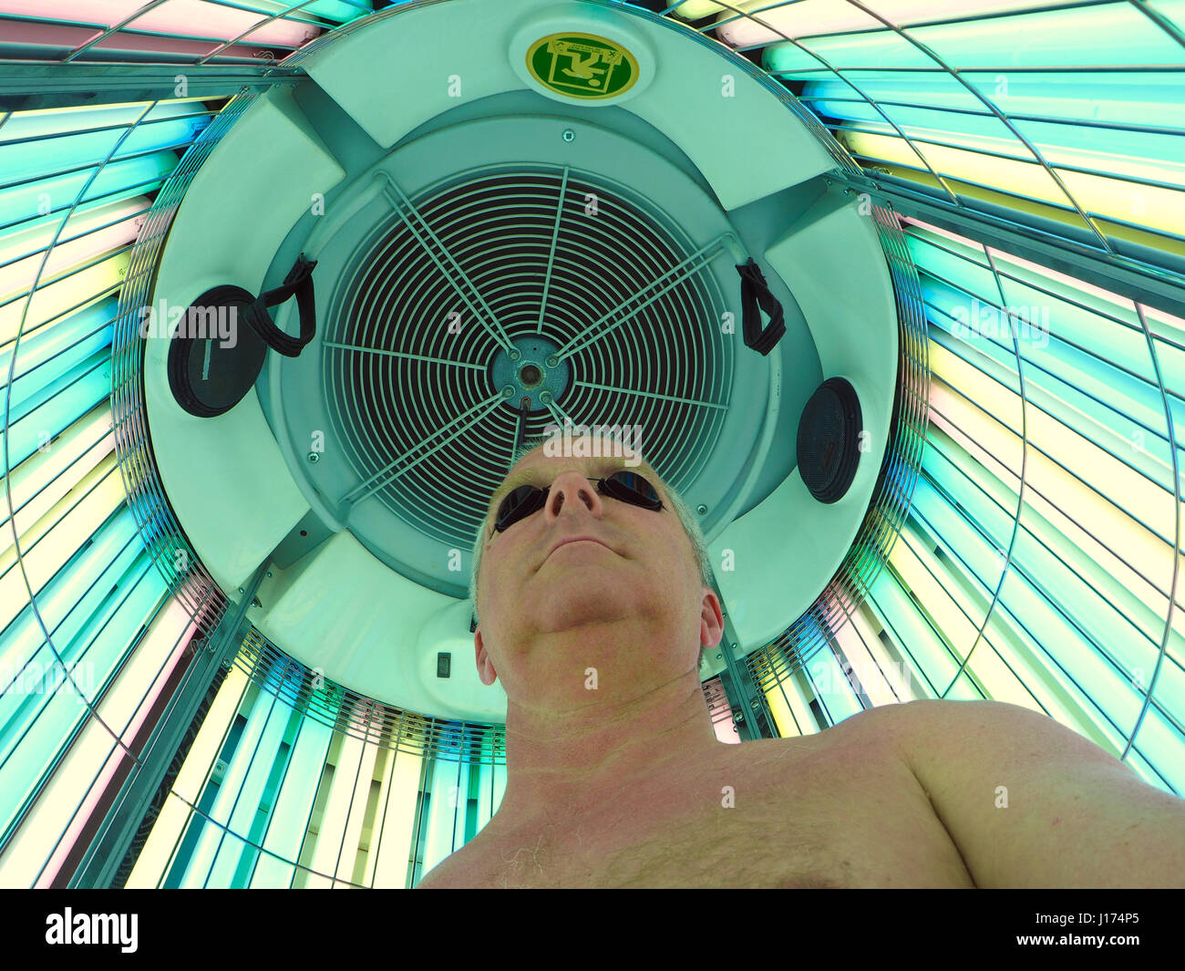 Mann in ein Stand up UVSolarium Stockfotografie Alamy