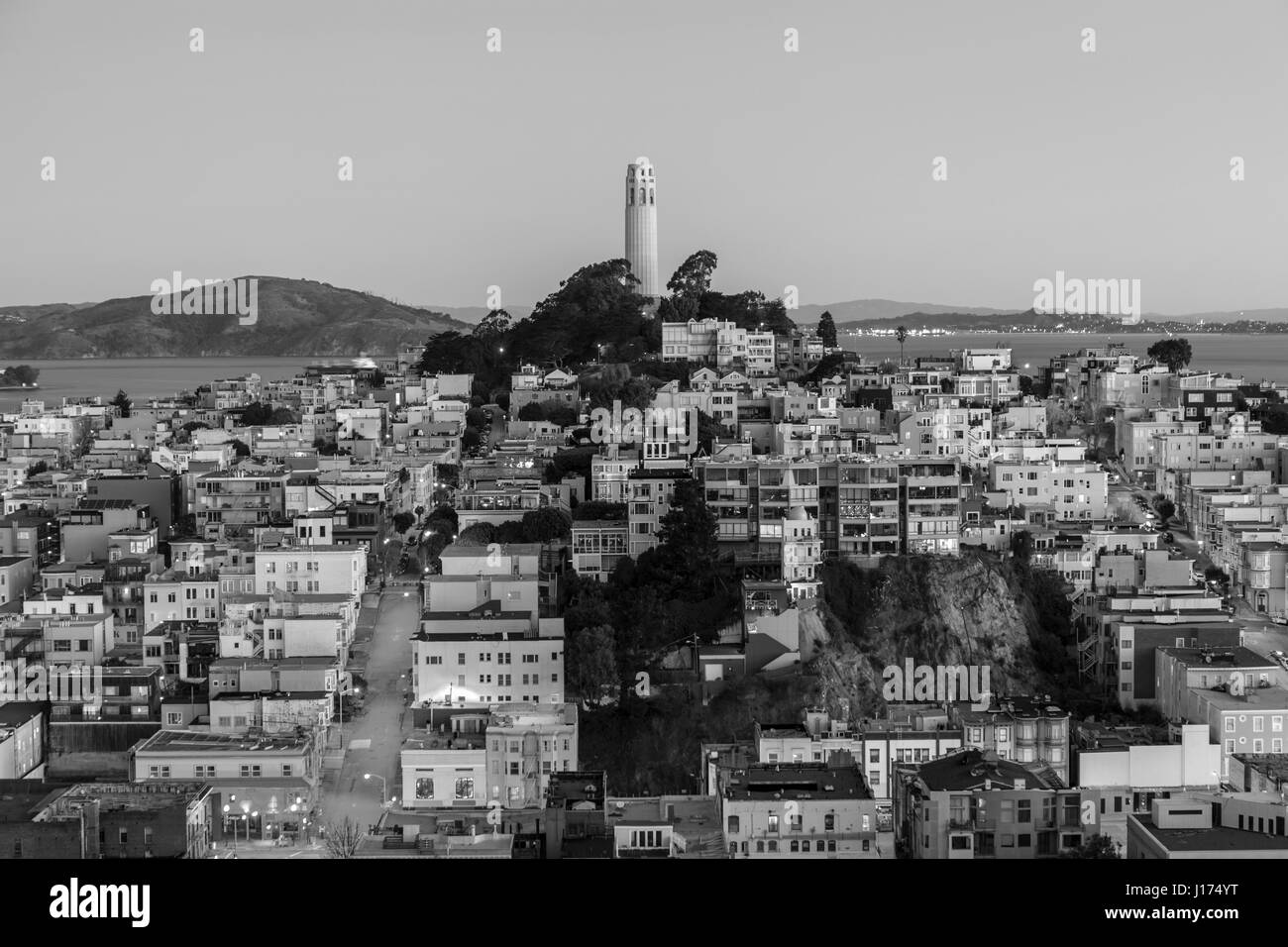 Abenddämmerung Schwarzweißansicht des Coit Tower in der Innenstadt von San Francisco, Kalifornien. Stockfoto