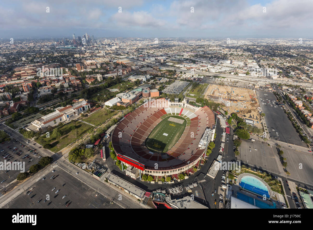 Los Angeles, Kalifornien, USA - 12. April 2017: Luftaufnahme des historischen Coliseum Stadium mit der Innenstadt im Hintergrund. Stockfoto
