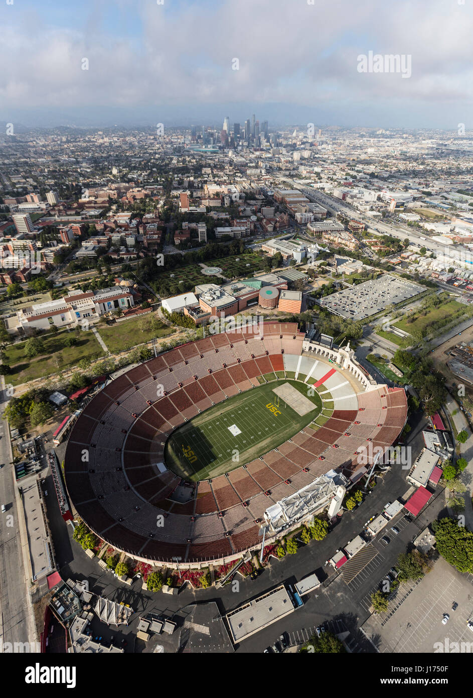Los Angeles, Kalifornien, USA - 12. April 2017: Luftaufnahme des historischen Coliseum Stadium mit der Innenstadt im Hintergrund. Stockfoto