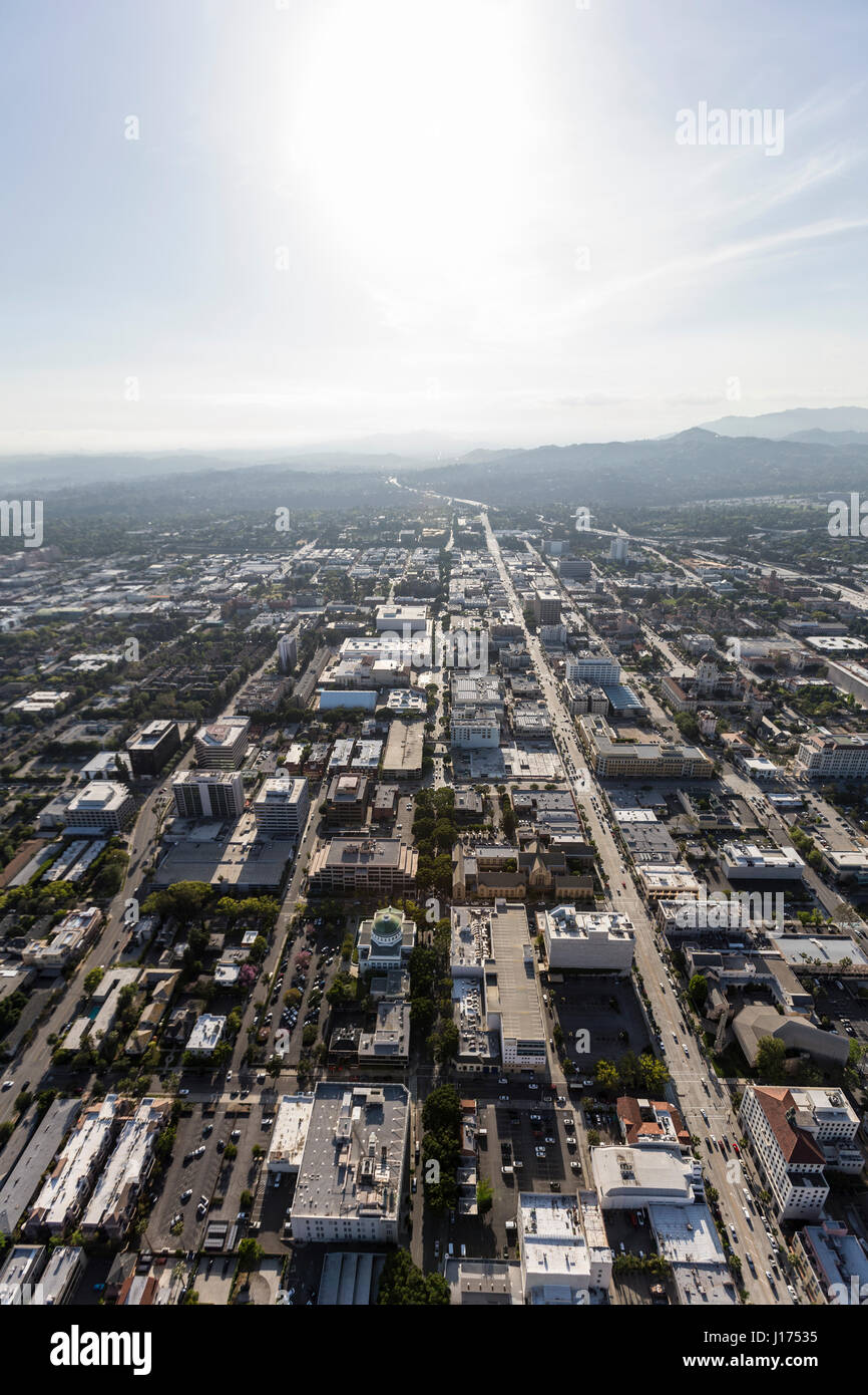 Luftaufnahme des Colorado Bl und das zentrale Geschäftsviertel in Pasadena, Kalifornien. Stockfoto