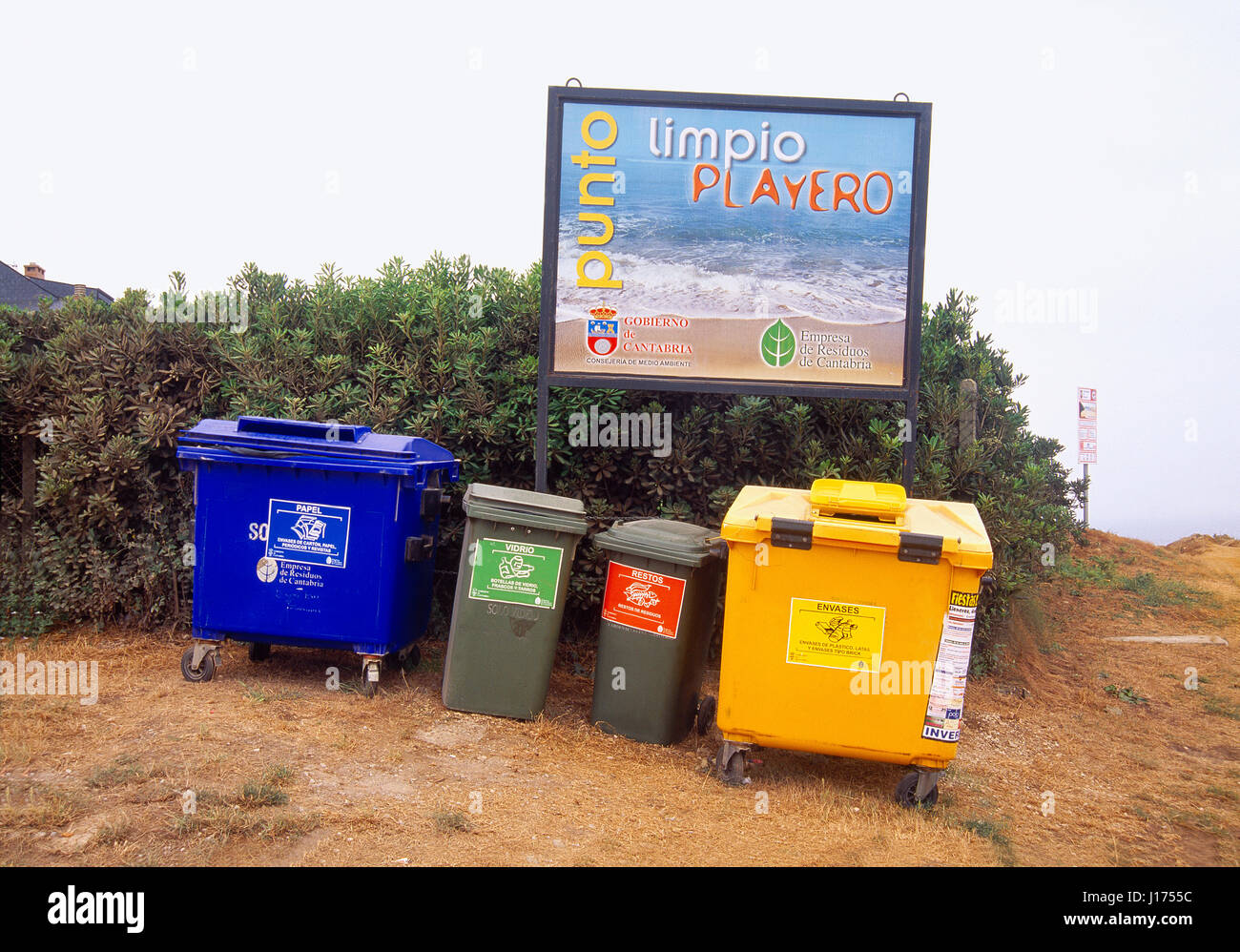 Recycling-Behälter neben dem Strand. Liencres, Kantabrien, Spanien. Stockfoto