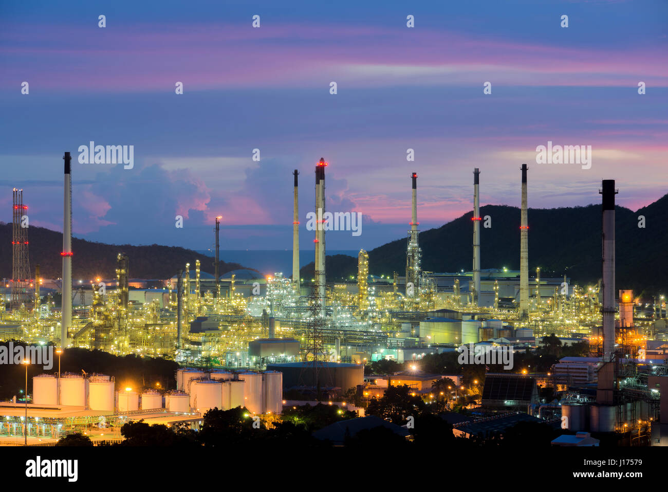 Öl-Raffinerie-Industrie in der Nacht in Chonburi, Thailand. Stockfoto